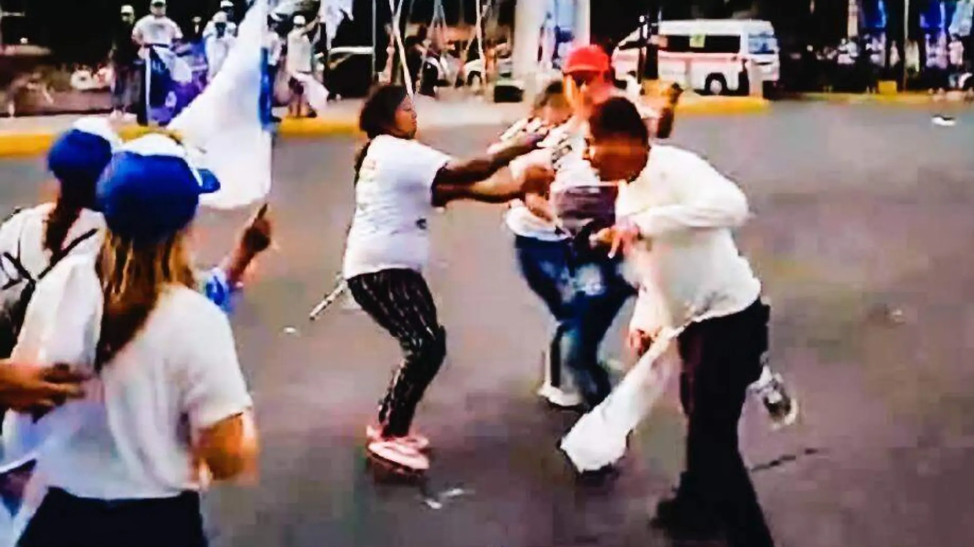 Pelea de simpatizantes en Morelia